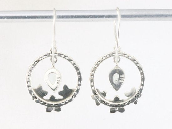 Ronde opengewerkte zilveren oorbellen met groene amethist afbeelding 2