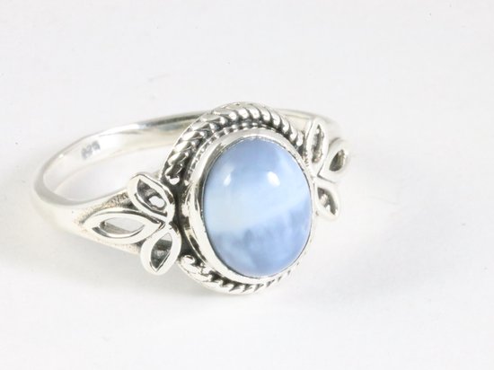 Fijne bewerkte zilveren ring met blauwe opaal afbeelding 1