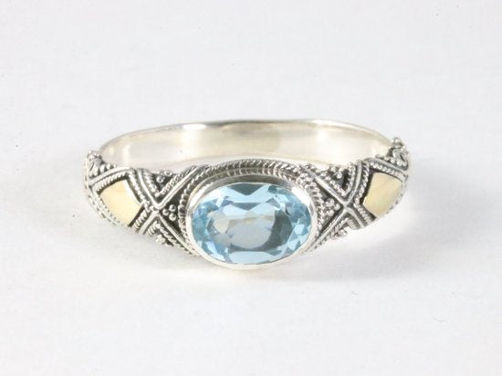 Traditionele bewerkte zilveren ring met blauwe topaas en 18k gouden decoraties afbeelding 4