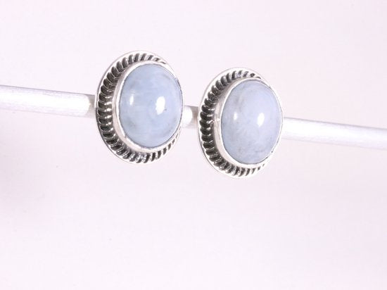 Bewerkte ovale zilveren oorstekers met blauwe opaal afbeelding 2