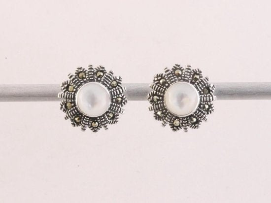 Fijne zilveren oorstekers met parelmoer en marcasiet afbeelding 1