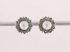 Fijne zilveren oorstekers met parelmoer en marcasiet afbeelding 1