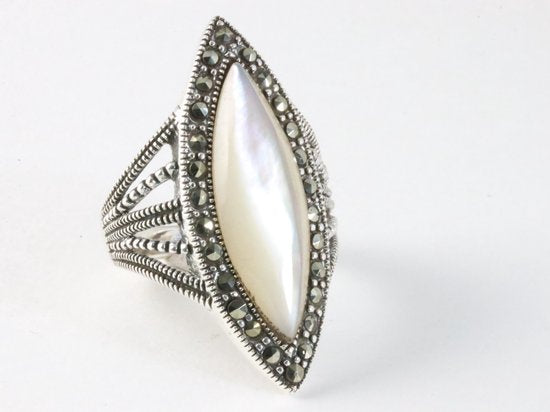 Langwerpige zilveren ring met parelmoer en marcasiet afbeelding 1