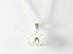 Fijne zilveren lotus hanger met onyx aan ketting afbeelding 3