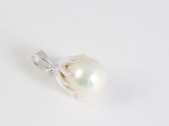 Hoogglans zilveren hanger met witte zoetwater parel aan ketting afbeelding 2