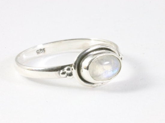Fijne bewerkte zilveren ring met regenboog maansteen afbeelding 1