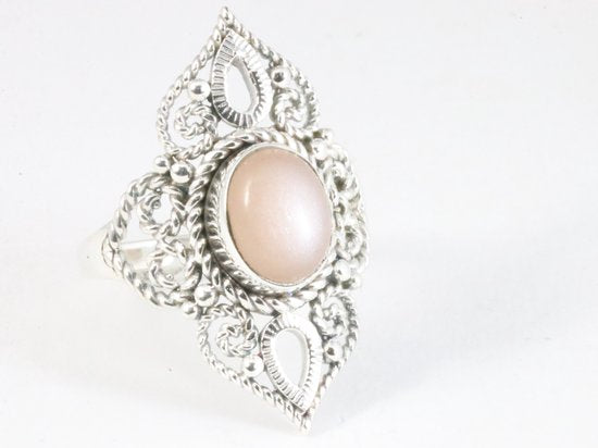 Opengewerkte zilveren ring met perzik maansteen afbeelding 1