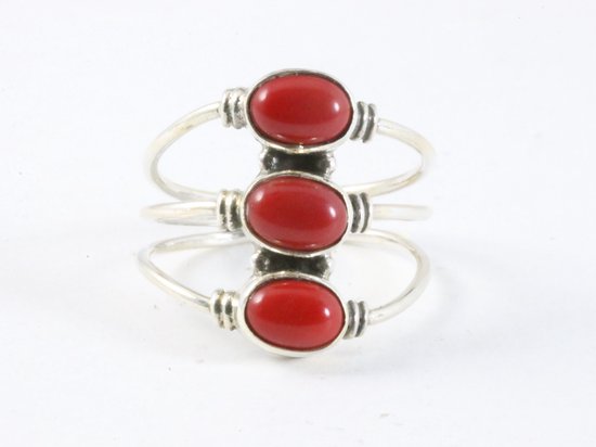 Opengewerkte zilveren ring met 3 rode koraal stenen afbeelding 4