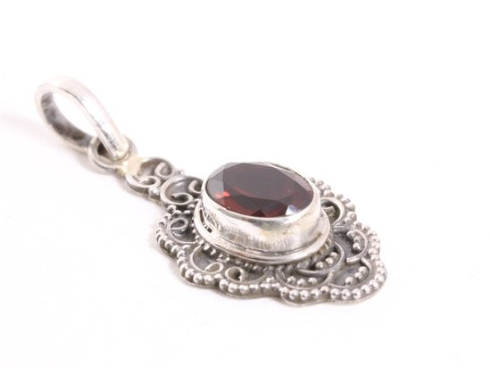 Bewerkte zilveren hanger met granaat afbeelding 2