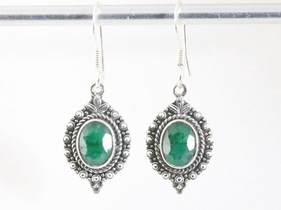 Fijne bewerkte zilveren oorbellen met smaragd afbeelding 4