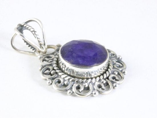 Ronde opengewerkte zilveren hanger met blauwe saffier afbeelding 2