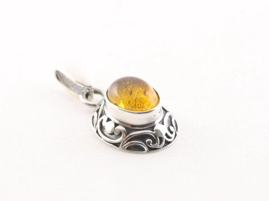 Fijne bewerkte zilveren hanger met amber aan ketting afbeelding 2
