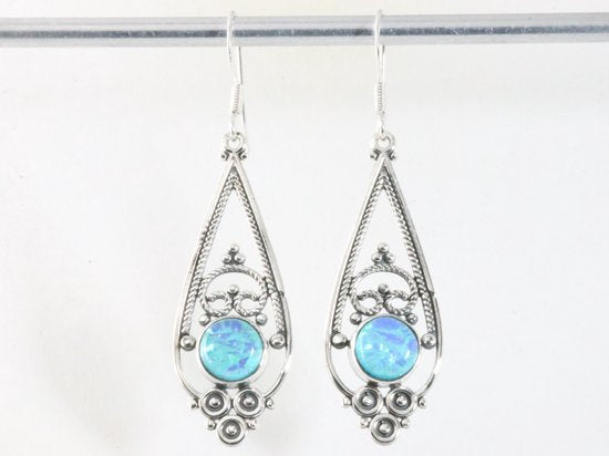 Lange opengewerkte zilveren oorbellen met blauwe opaal afbeelding 3