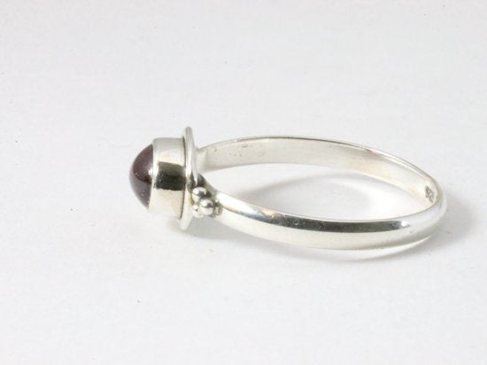 Fijne bewerkte zilveren ring met granaat afbeelding 2