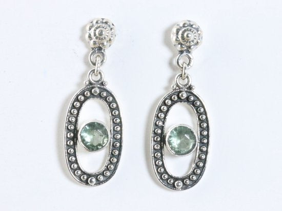 Fijne opengewerkte zilveren oorstekers met groene amethist afbeelding 1