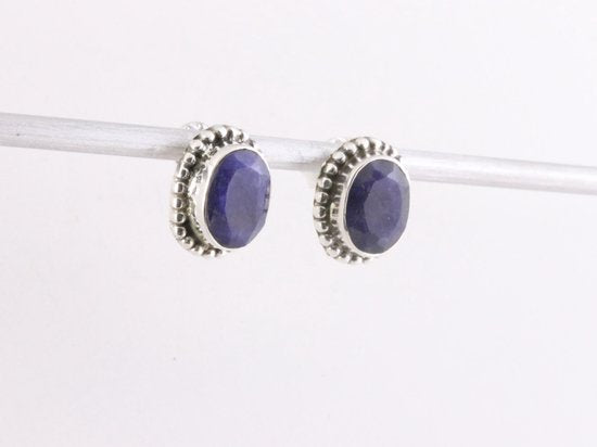 Bewerkte zilveren oorstekers met blauwe saffier afbeelding 2