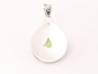 Traditionele bewerkte zilveren hanger met peridoot afbeelding 3