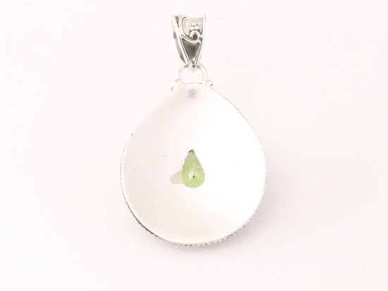 Traditionele bewerkte zilveren hanger met peridoot afbeelding 3