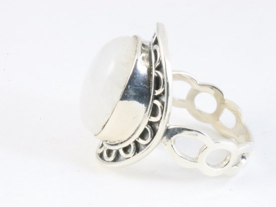 Bewerkte zilveren ring met regenboog maansteen afbeelding 2