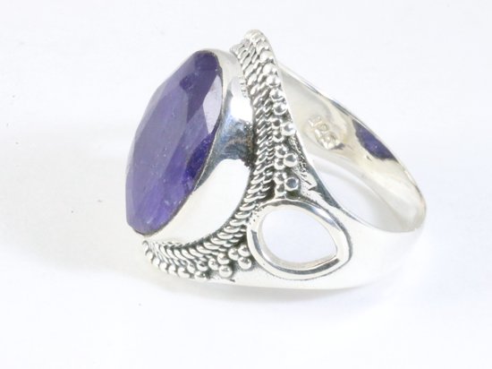 Bewerkte zilveren ring met blauwe saffier afbeelding 2