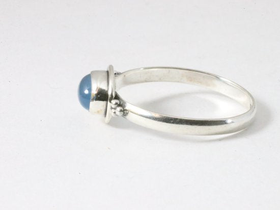 Fijne bewerkte zilveren ring met blauwe chalcedoon afbeelding 2