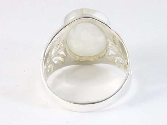 Opengewerkte zilveren ring met regenboog maansteen afbeelding 3