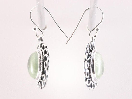 Bewerkte zilveren oorbellen met prehniet afbeelding 2