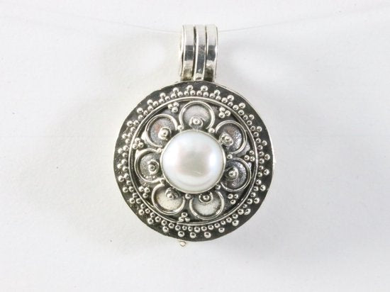 Traditioneel bewerkt zilveren medaillon met parel afbeelding 4