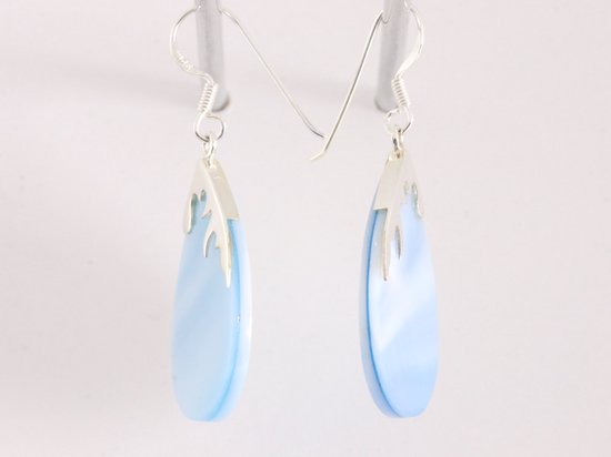 Grote druppelvormige zilveren oorbellen met blauwe schelp afbeelding 2