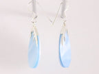 Grote druppelvormige zilveren oorbellen met blauwe schelp afbeelding 2