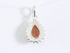 Fijne bewerkte druppelvormige zilveren hanger met rode zonnesteen afbeelding 3