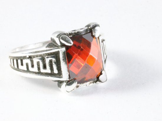 Bewerkte zilveren ring met granaat afbeelding 1