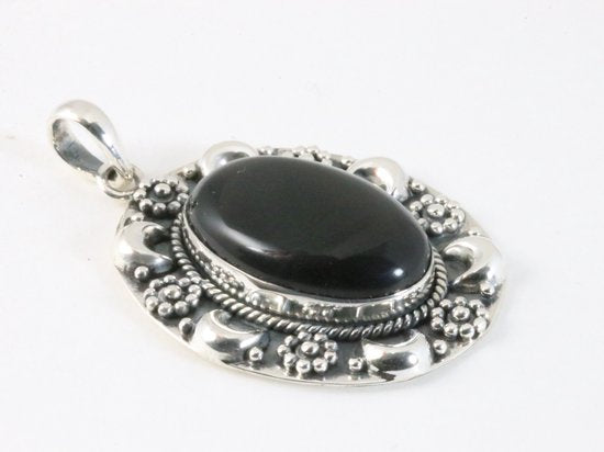 Grote bewerkte zilveren hanger met onyx afbeelding 2