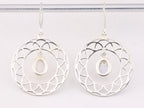 Grote ronde opengewerkte zilveren oorbellen met regenboog maansteen afbeelding 2