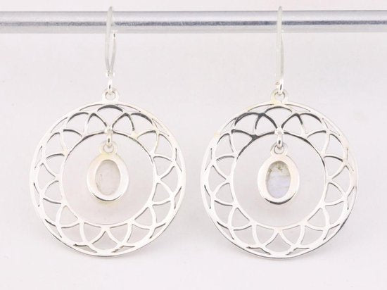 Grote ronde opengewerkte zilveren oorbellen met regenboog maansteen afbeelding 2