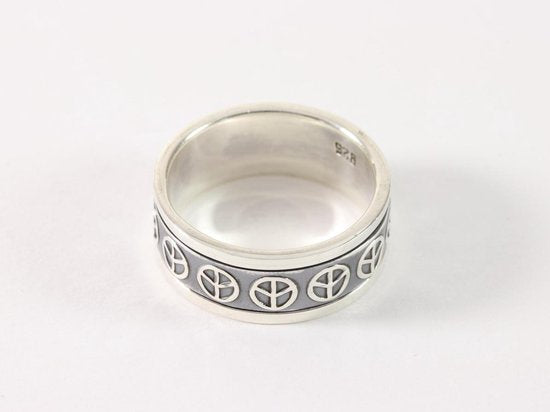 Zware zilveren geluksring met vredestekens afbeelding 2