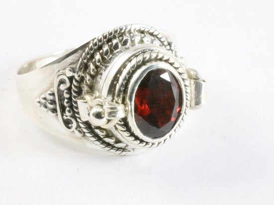 Traditionele bewerkte zilveren gifring met granaat afbeelding 1