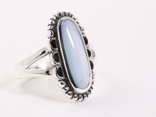 Langwerpige bewerkte zilveren ring met blauwe schelp afbeelding 1