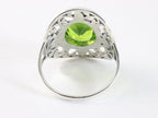 Opengewerkte zilveren ring met peridoot afbeelding 3