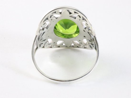 Opengewerkte zilveren ring met peridoot afbeelding 3