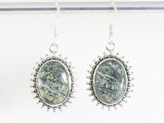 Bewerkte zilveren oorbellen met groene Zwitserse opaal afbeelding 4