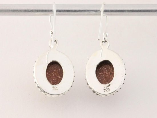 Bewerkte ovale zilveren oorbellen met goudsteen afbeelding 3