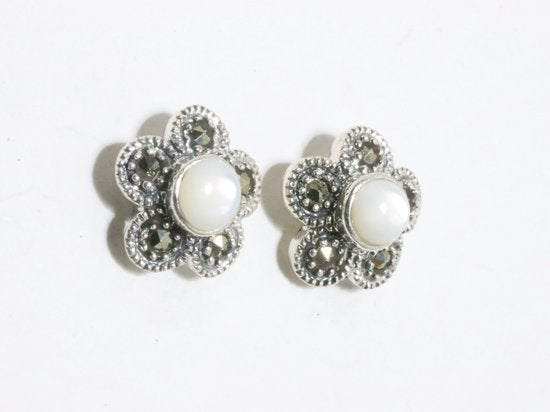 Fijne zilveren oorstekers met parelmoer en marcasiet afbeelding 2