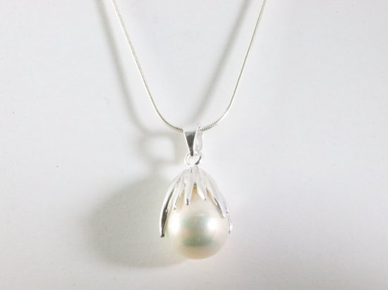 Hoogglans zilveren hanger met witte zoetwater parel aan ketting afbeelding 5