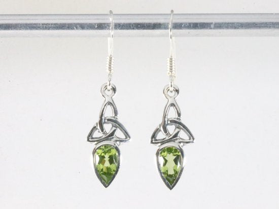 Fijne opengewerkte zilveren oorbellen met peridoot afbeelding 3