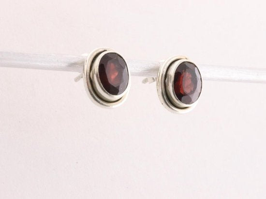 Fijne ovale zilveren oorstekers met granaat afbeelding 2