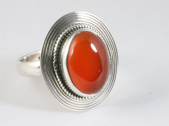 Bewerkte ovale zilveren ring met carneool afbeelding 1
