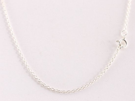 Ronde bewerkte zilveren hanger met prehniet aan ketting afbeelding 4