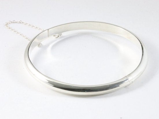 Fijne hoogglans zilveren bangle met kliksluiting afbeelding 3