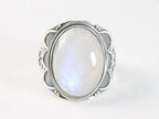 Bewerkte zilveren ring met regenboog maansteen afbeelding 4